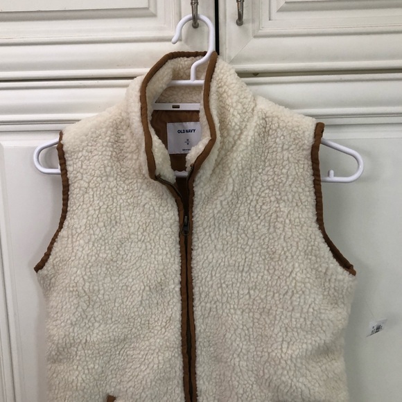 🥳HOST PICK🥳 NWT Old Navy women’s Sherpa vest - Picture 3 of 12